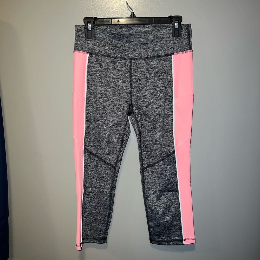 🔴 Xersion Mid-Rise fitted Capri size medium, side pockets